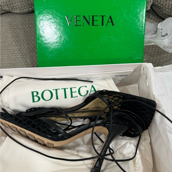 Size 7, true to size black heels - Picture 8 of 8